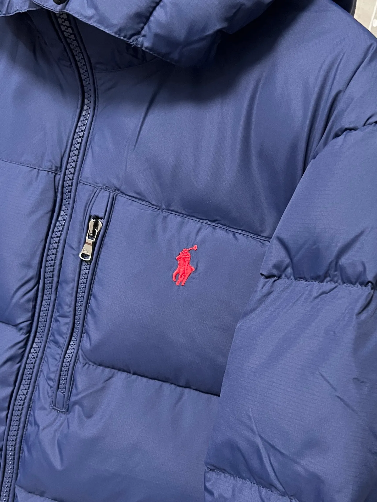 P840 RAH LAUREN Ralph Lauren's new autumn and winter model. Original top 40D waterproof fabric. The interior is made of nylon log double-layer sealing design. The upper body effect is comfortable and soft. The same style as the star. It is filled with 80 white duck down. It has good thermal insulation effect and is light and not heavy. The higher version can be compared at will. Three standards are complete. Color: black blue Size: S M L XL XXL